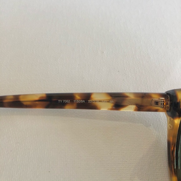 Sunglasses w/case - Picture 4 of 5